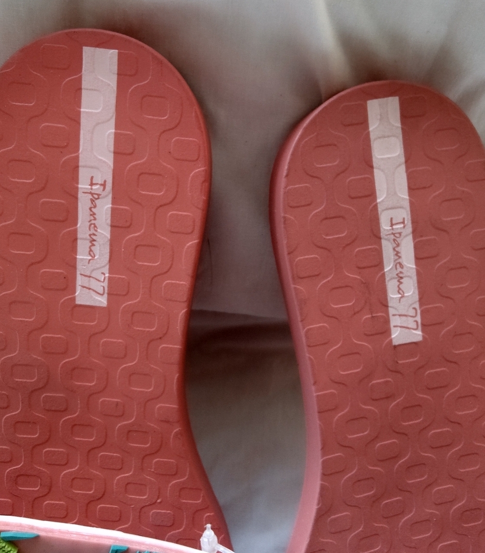 Ipanema 'Nectar' Coral Pool Slide with Floral & Hummingbird Faux Crosstitch - Picture 3 of 7